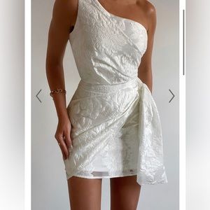 NWT BRAILEY MINI - ONE SHOULDER WRAP FRONT DRESS IN WHITE